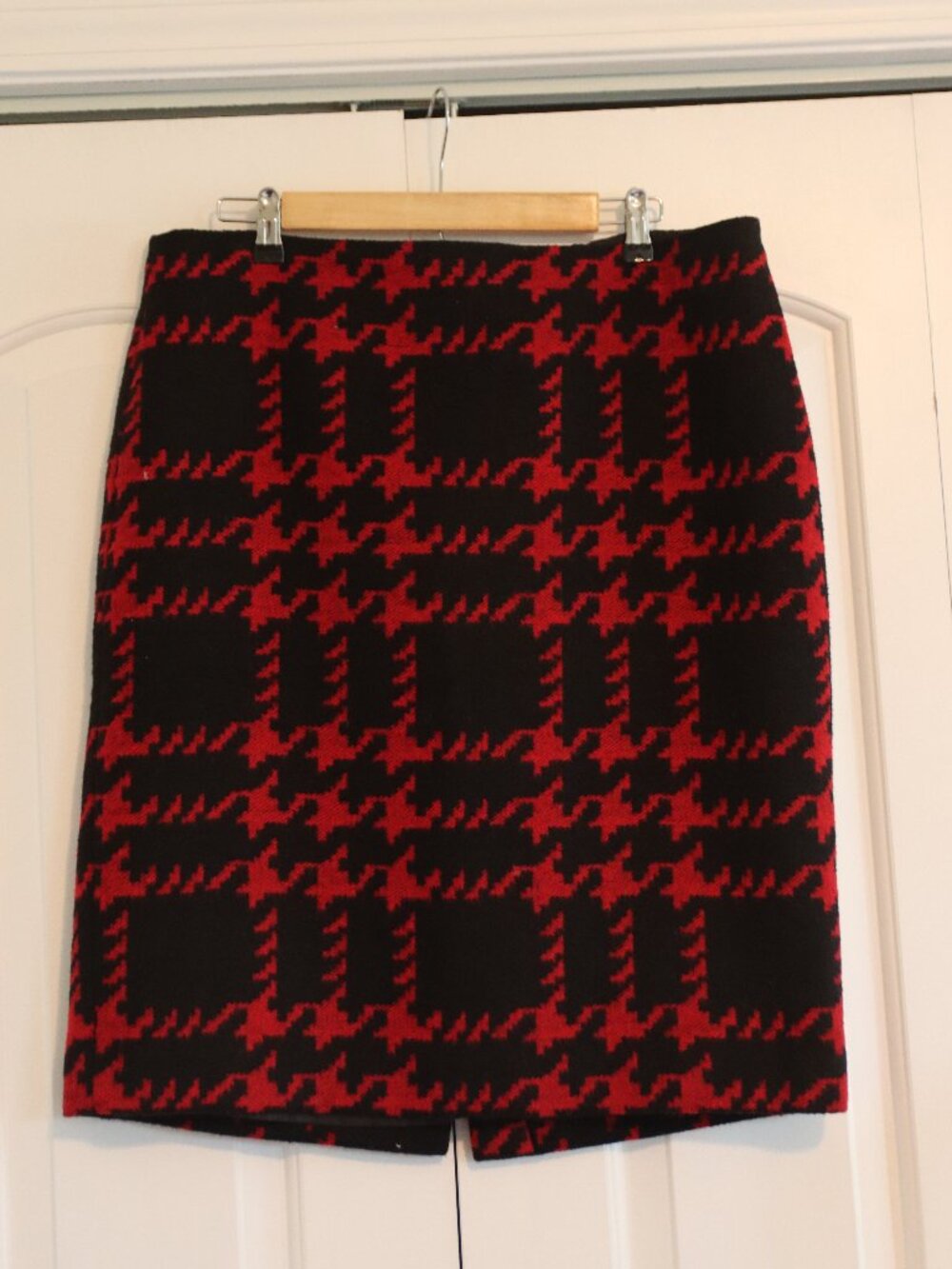 Talbots Wool Blend Red/Black Back Zip Skirt Size 16 Oversized Houndstooth Plaid